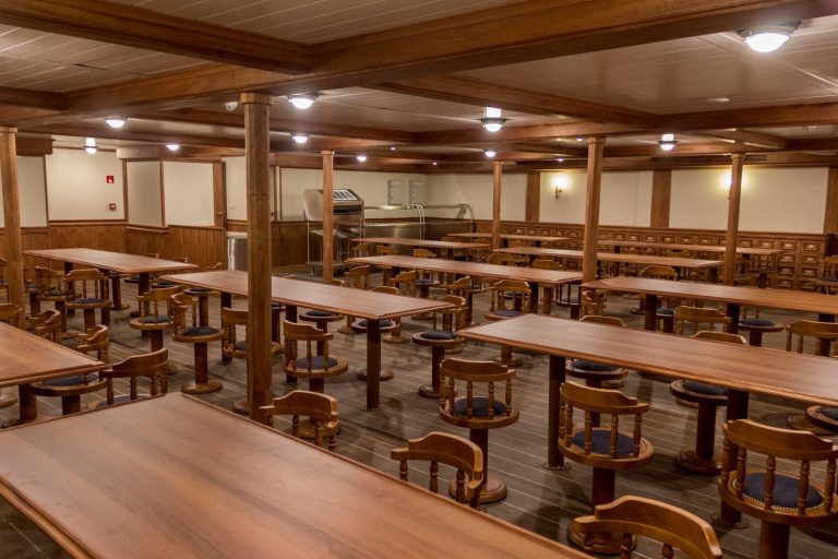 Distribuimos y montamos materiales y equipos navales certificados de uso marino para embarcaciones. Mejoran las condiciones de vida en el mar de las tripulaciones, son respetuosos con el medioambiente