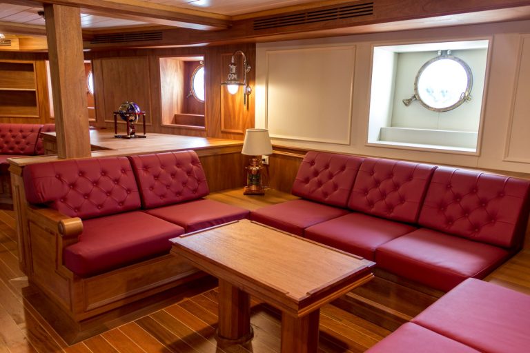 Distribuimos y montamos materiales y equipos navales certificados de uso marino para embarcaciones. Mejoran las condiciones de vida en el mar de las tripulaciones, son respetuosos con el medioambiente