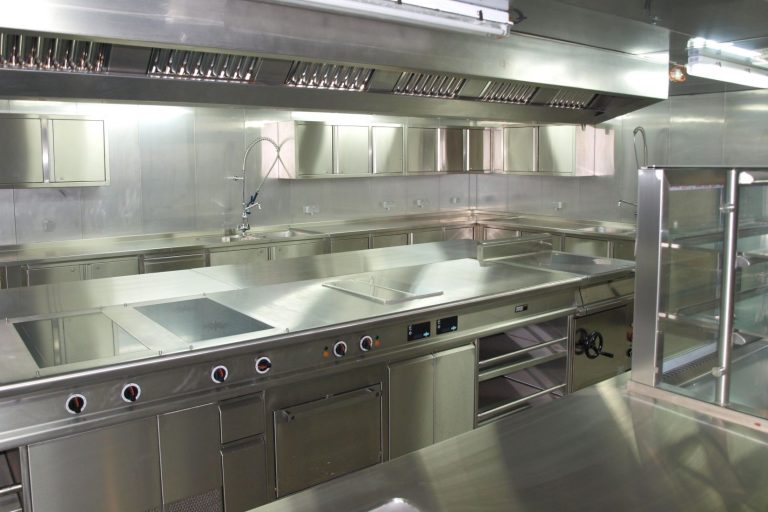 Distribuimos y montamos materiales y equipos navales certificados de uso marino para embarcaciones. Mejoran las condiciones de vida en el mar de las tripulaciones, son respetuosos con el medioambiente