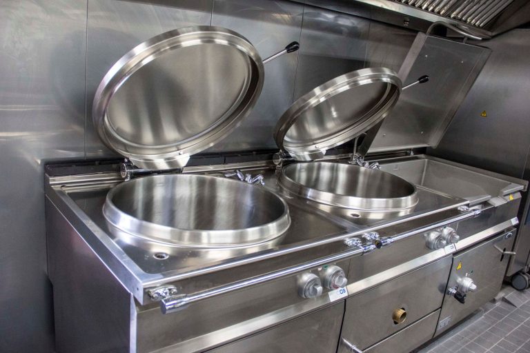 Distribuimos y montamos materiales y equipos navales certificados de uso marino para embarcaciones. Mejoran las condiciones de vida en el mar de las tripulaciones, son respetuosos con el medioambiente