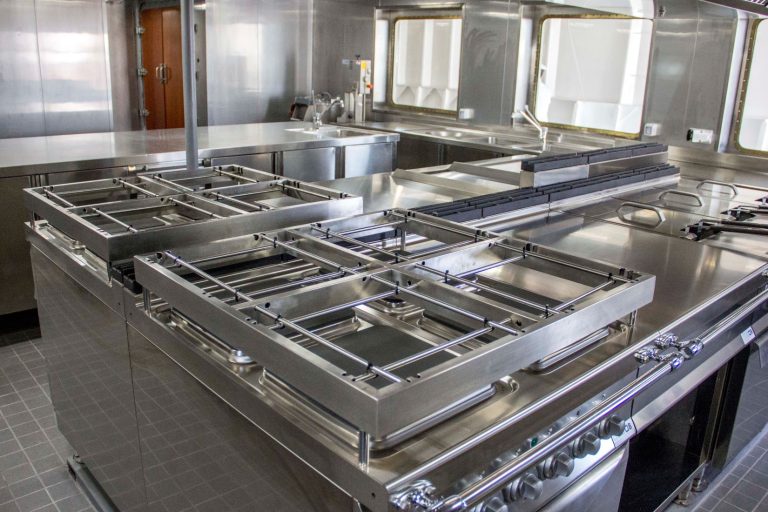 Distribuimos y montamos materiales y equipos navales certificados de uso marino para embarcaciones. Mejoran las condiciones de vida en el mar de las tripulaciones, son respetuosos con el medioambiente