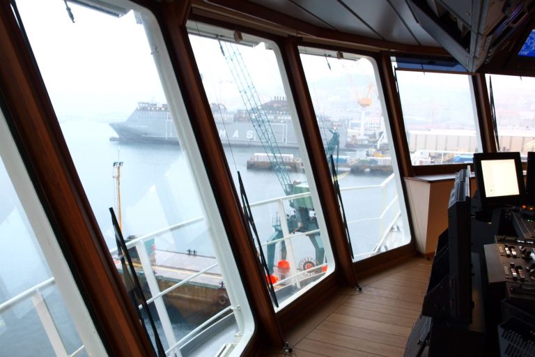 Distribuimos y montamos materiales y equipos navales certificados de uso marino para embarcaciones. Mejoran las condiciones de vida en el mar de las tripulaciones, son respetuosos con el medioambiente